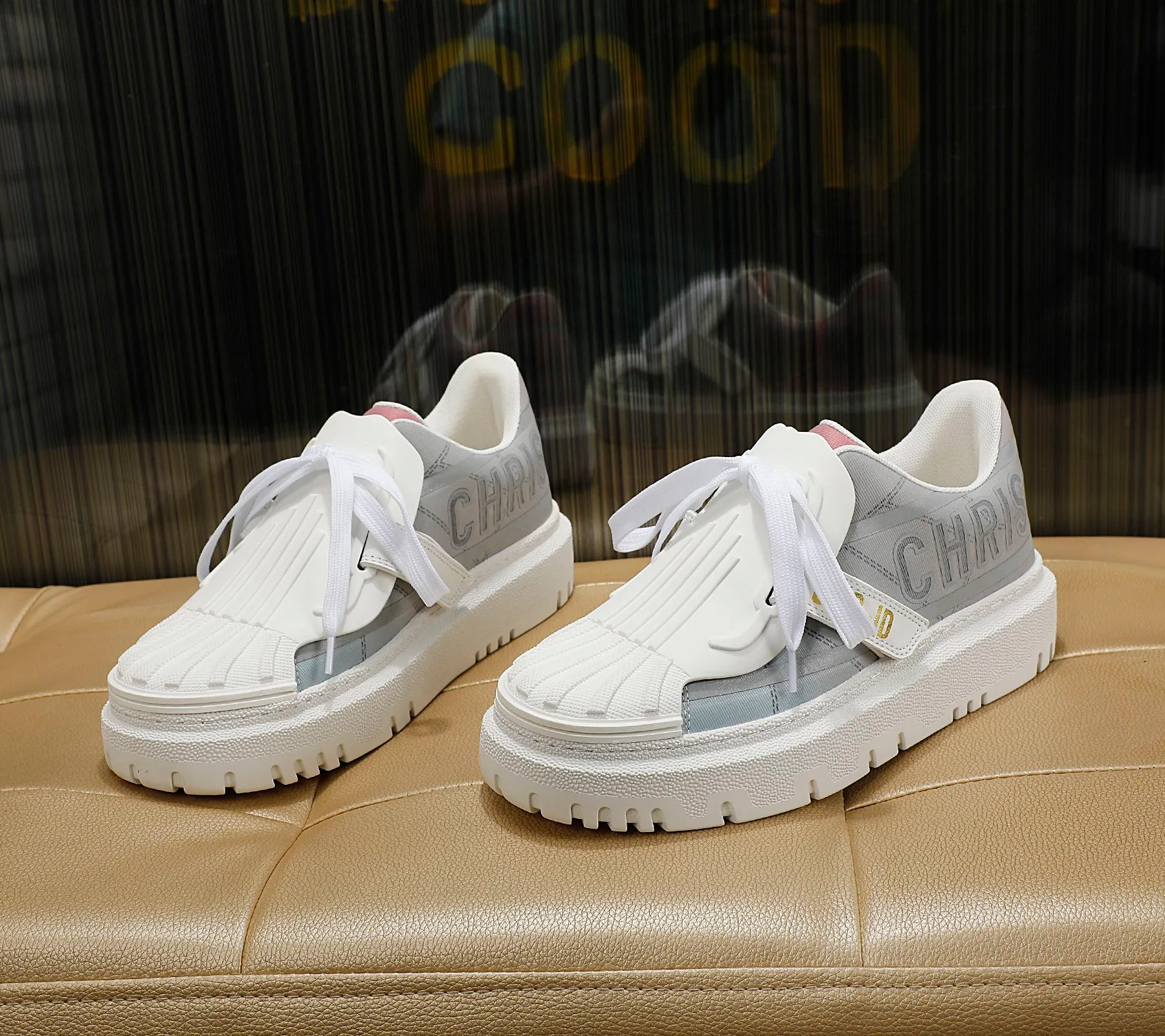 👟👟Ex-factory price 480👟👟 2021ssDior shell-toe casual white shoes, the latest letter strip layout with luminous colors, the same style as the ready-to-wear series 1️⃣Original mold opening 2️⃣Original cowhide➕Breathable mesh lining 3️⃣TPU evacuation outsole 4️⃣Injection-molded latex cowhide feet 5️⃣Full set of packaging at the counter, code number 35-40 (41 can be customized)